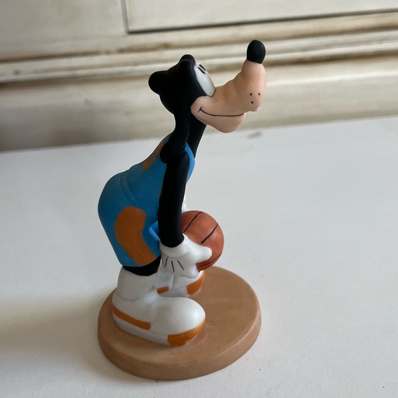 Vintage Rare Walt Disney "Goofy" Basketball Player
Bisque Ceramic 4" Figurine - Picture 1 of 8